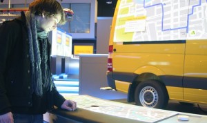 Ein auf einen DHL-Sprinter projizierter Animationsfilm stellt das Konzept einer dynamischen Tourenplanung für Zusteller vor und bietet die Möglichkeit einer spielerischen Simulation eines Störfalls.