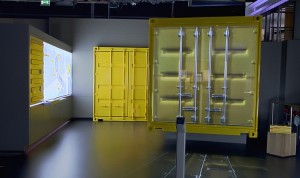 Die Möglichkeiten der Echtzeitüberwachung von Containertransporten erleben die Besucher über eine Animation mit interaktiven Elementen. Diese wird auf eine HoloPro-Scheibe rückprojiziert, die in die Front eines 20“-Containers integriert ist.