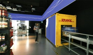 Die Seite eines DHL-Containers wurde als weitere Projektionsfläche des Showrooms genutzt